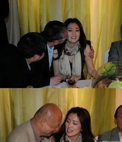 刷到这张照片的时候，让人吃了一惊，万万没有想到，巩俐身边这个眼镜男竟然会有这样轻