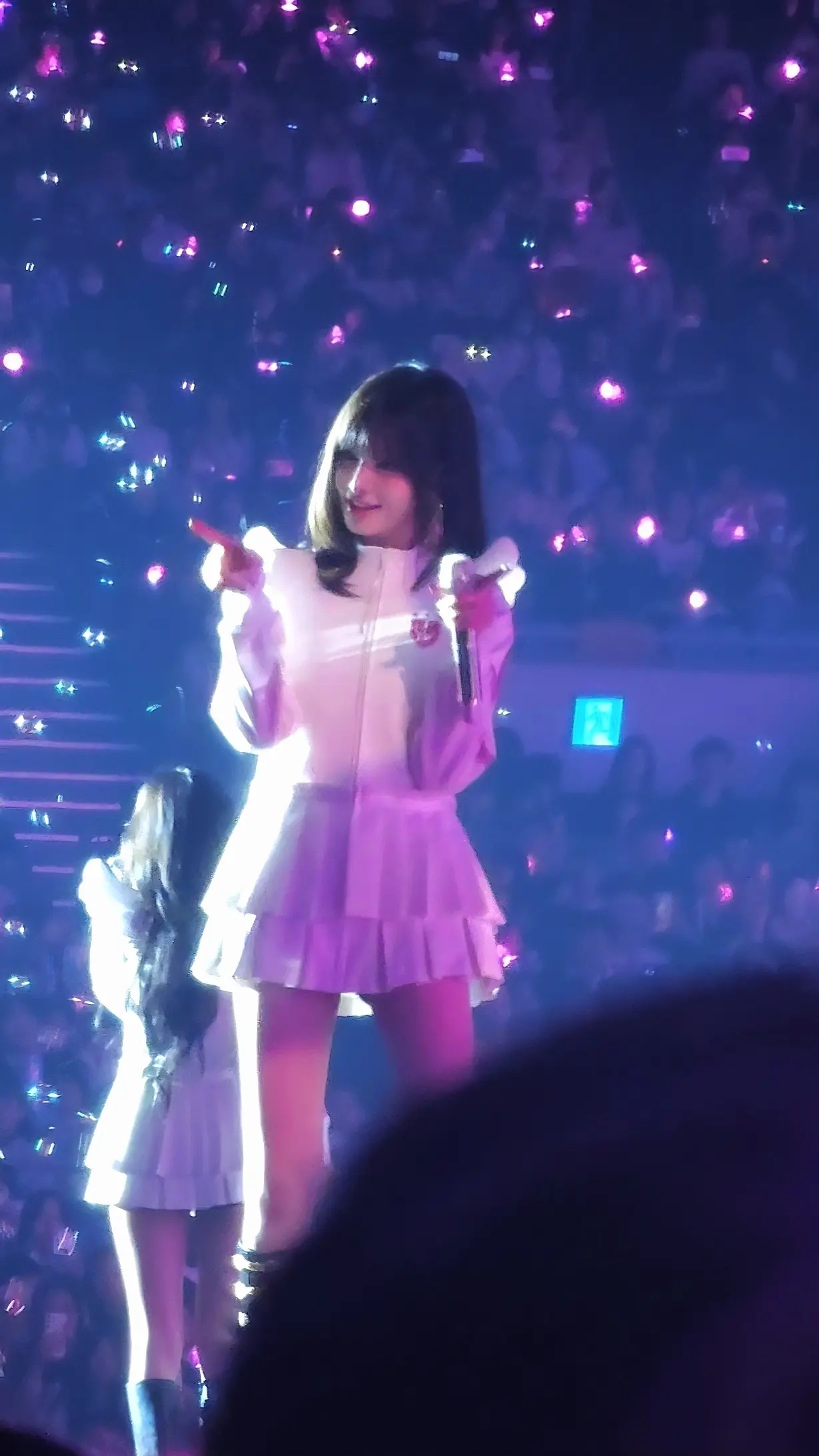 原来大浓颜在像素低的照片里五官会是黑乎乎的一片…. ​​​