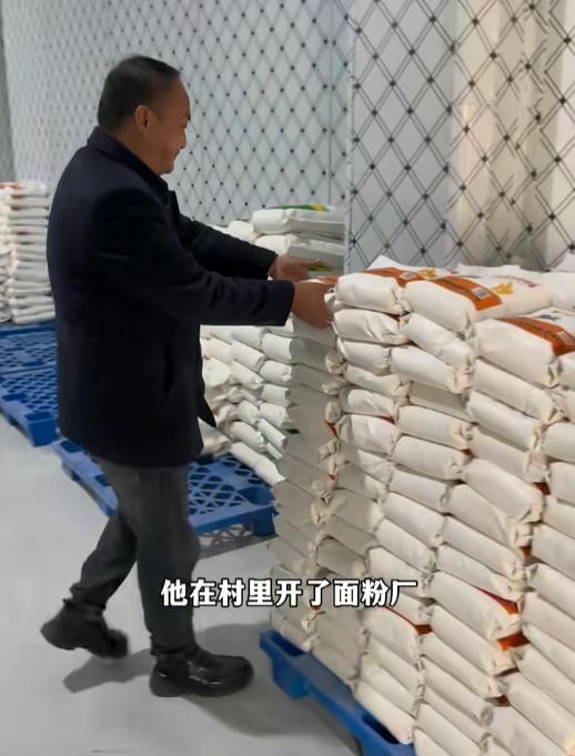 别人刷视频忙着点赞，河南南阳范营村支书曹士刚却忙着掏腰包办食堂，结果收获300多