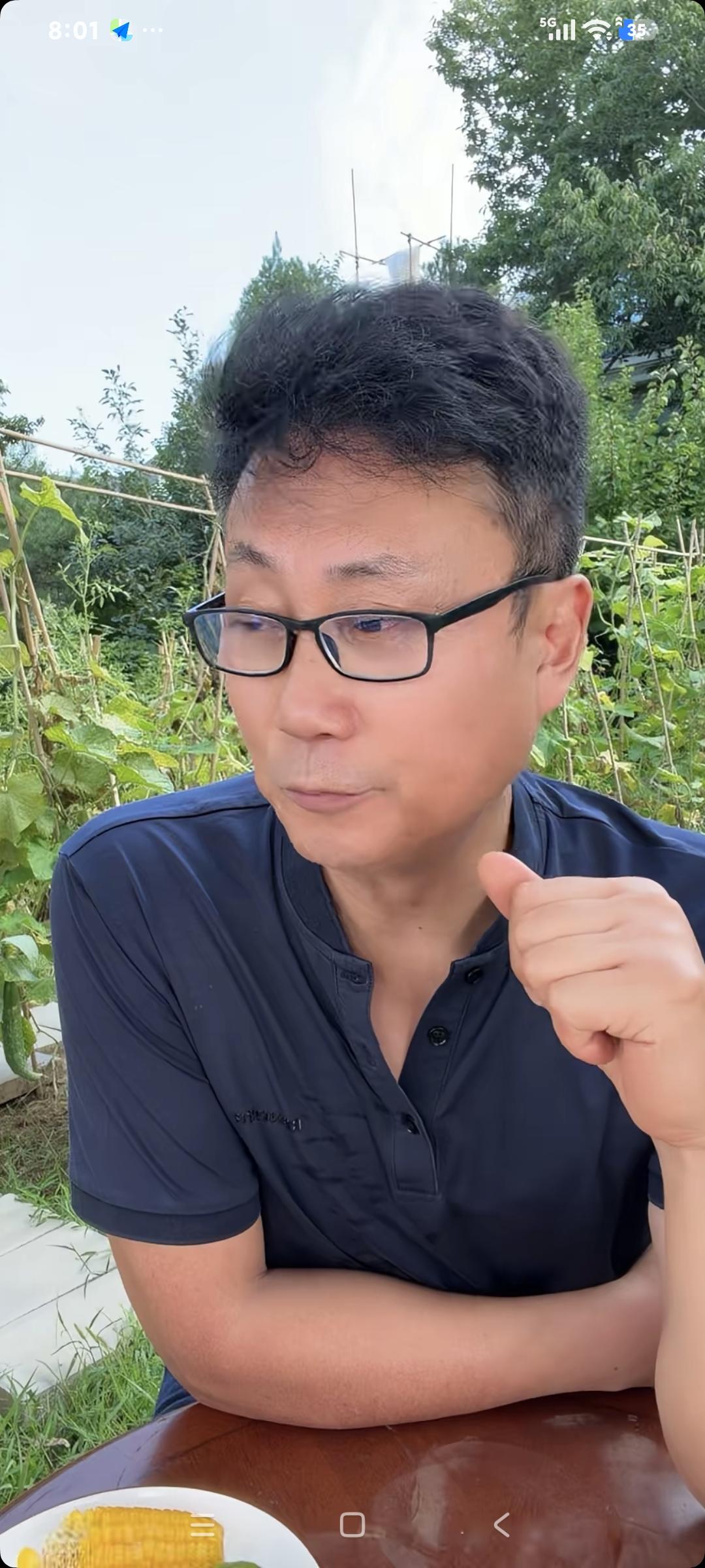耿为华聊天说:"我现自己种菜自己家吃，吃不完就送人，在家带带娃，小阿姨不会做的菜