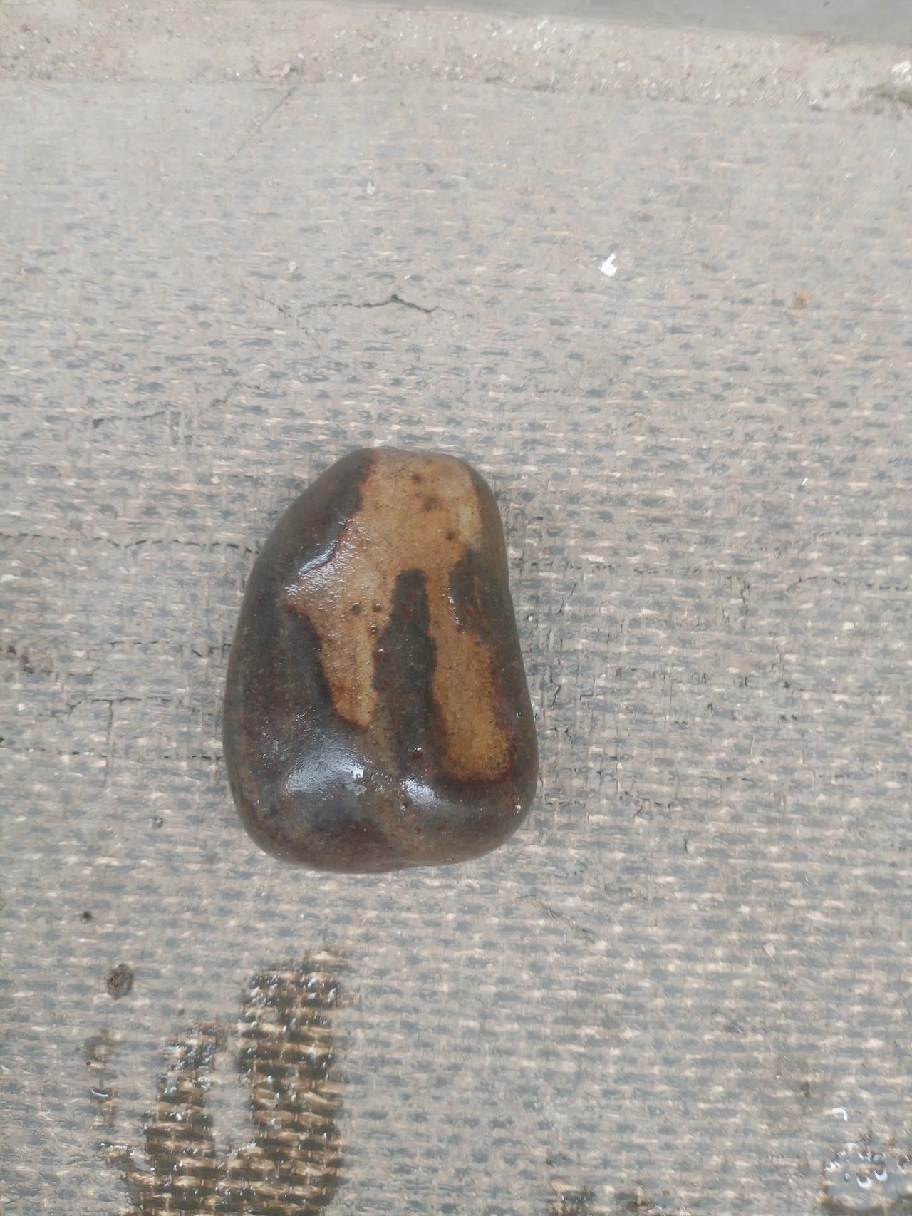 分享罕见石头北京顺义潮白河确实是物华天宝，这不，在河边躲避大雨时，又发现了一块鬼