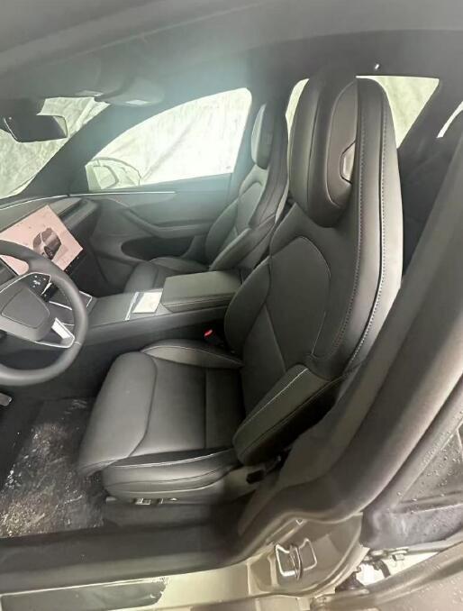 特斯拉Model Y L内饰图曝光
看起来，内饰还是那么“毛坯房”啊，没啥明显的