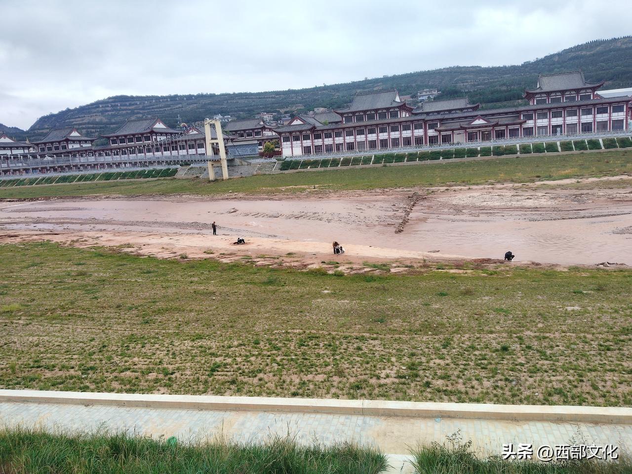 甘肃陇西吊桥5.6级地震，吊桥无恙，河水有点大，买菜的照旧。