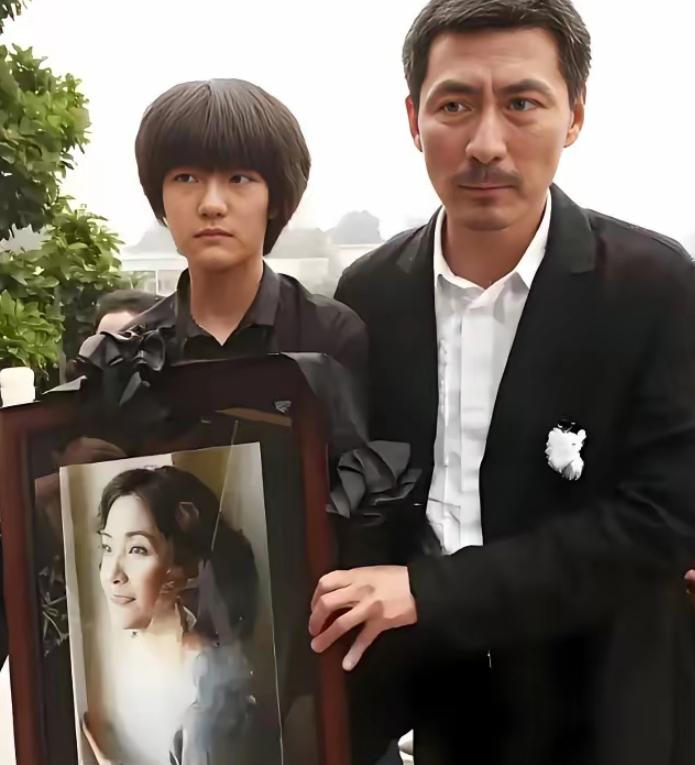 2005 年，张子健拍完戏回家，妻子李婷突然对他说：“我们离婚吧”。张子健懵了：