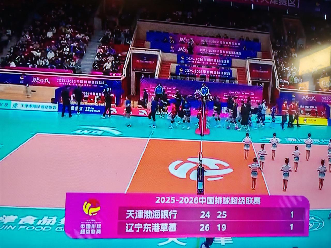 女排排超联赛第十三轮，天津女排主场迎战辽宁女排，辽宁女排26：24拿下第一局，第