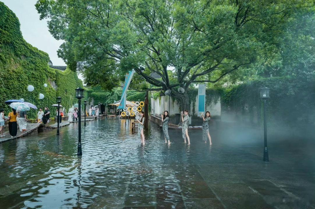 乌镇的夏天是懂旅游避俗的☀️42天超长消夏活动覆盖全镇，高密度艺术演出，每一趟乌