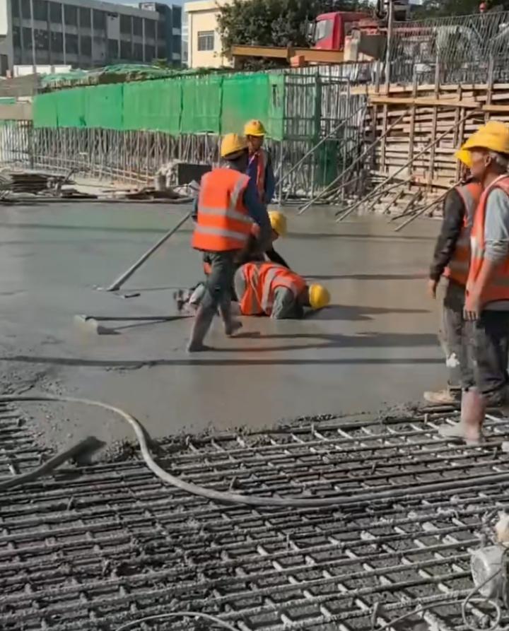 今天我们工地上一工人在浇筑水泥时，当场晕倒，直接栽倒在水泥里！应该是中暑了。35