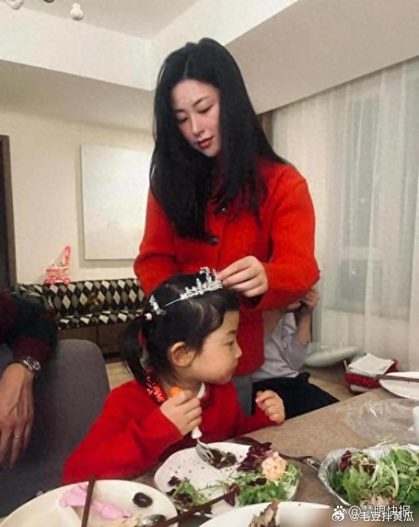 朱珠家宴意外走红，老公做饭女儿抢镜，这才是顶流家庭的松弛感 
