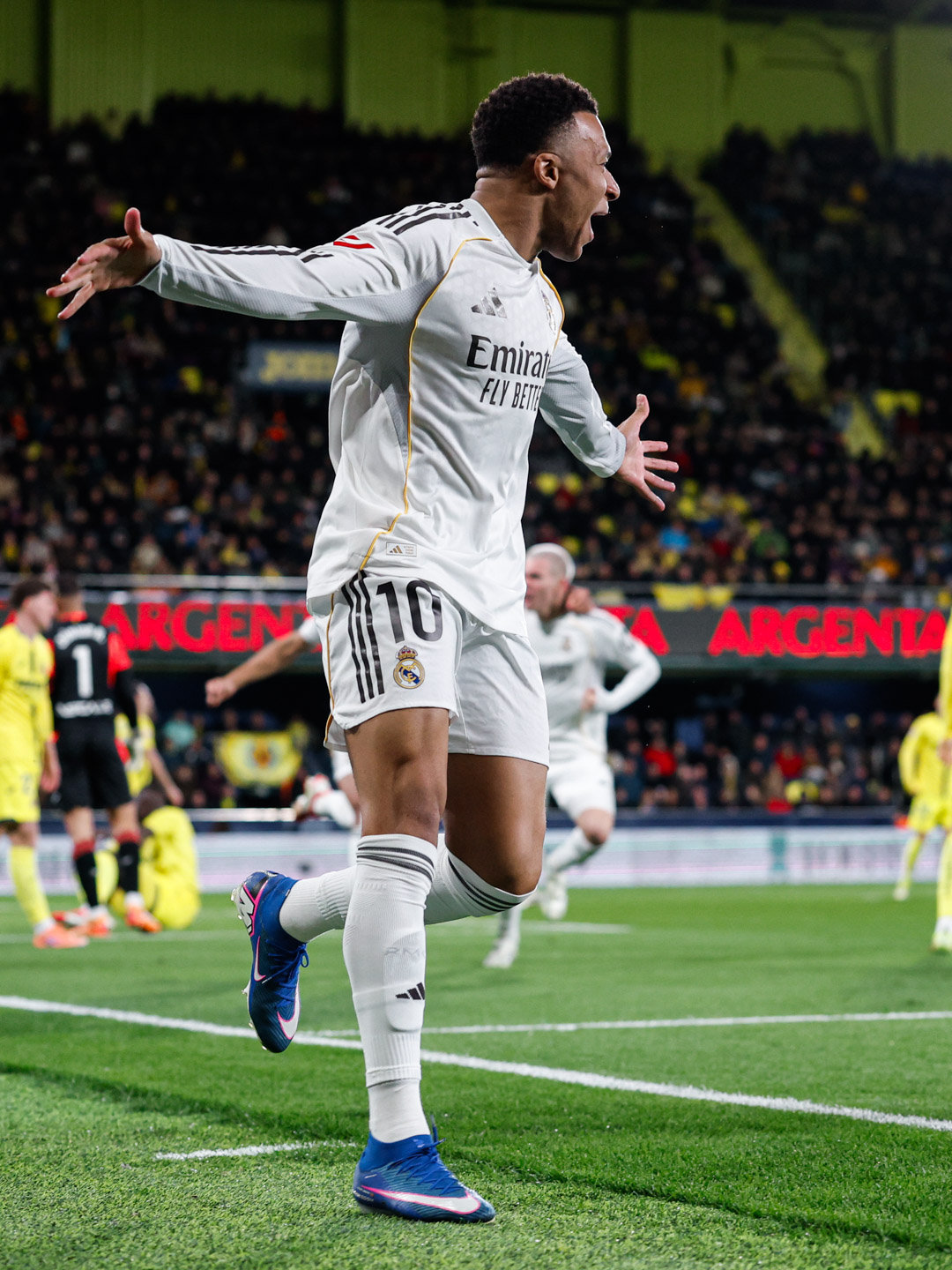 官方：姆巴佩当选全场MVP！！！西甲联赛比利亚雷亚尔0比2皇马