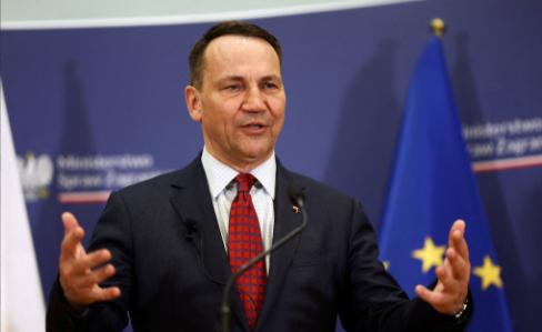 波兰外长西科尔斯基今天说：“德国和法国加在一起，如今也小到不足以主导欧洲了。两国