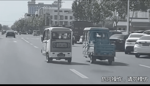 老头乐:今天咱俩分个高低。
视频车:哎呦！两个真犟呀。
老头乐老头乐，最后两人都