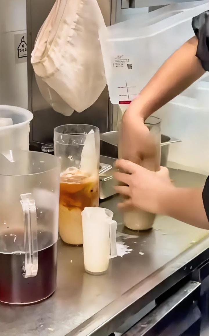 霸王茶姬这算不算天降横祸？
店员学啥不好，非学印度“手打奶茶”，用手在杯子里一通