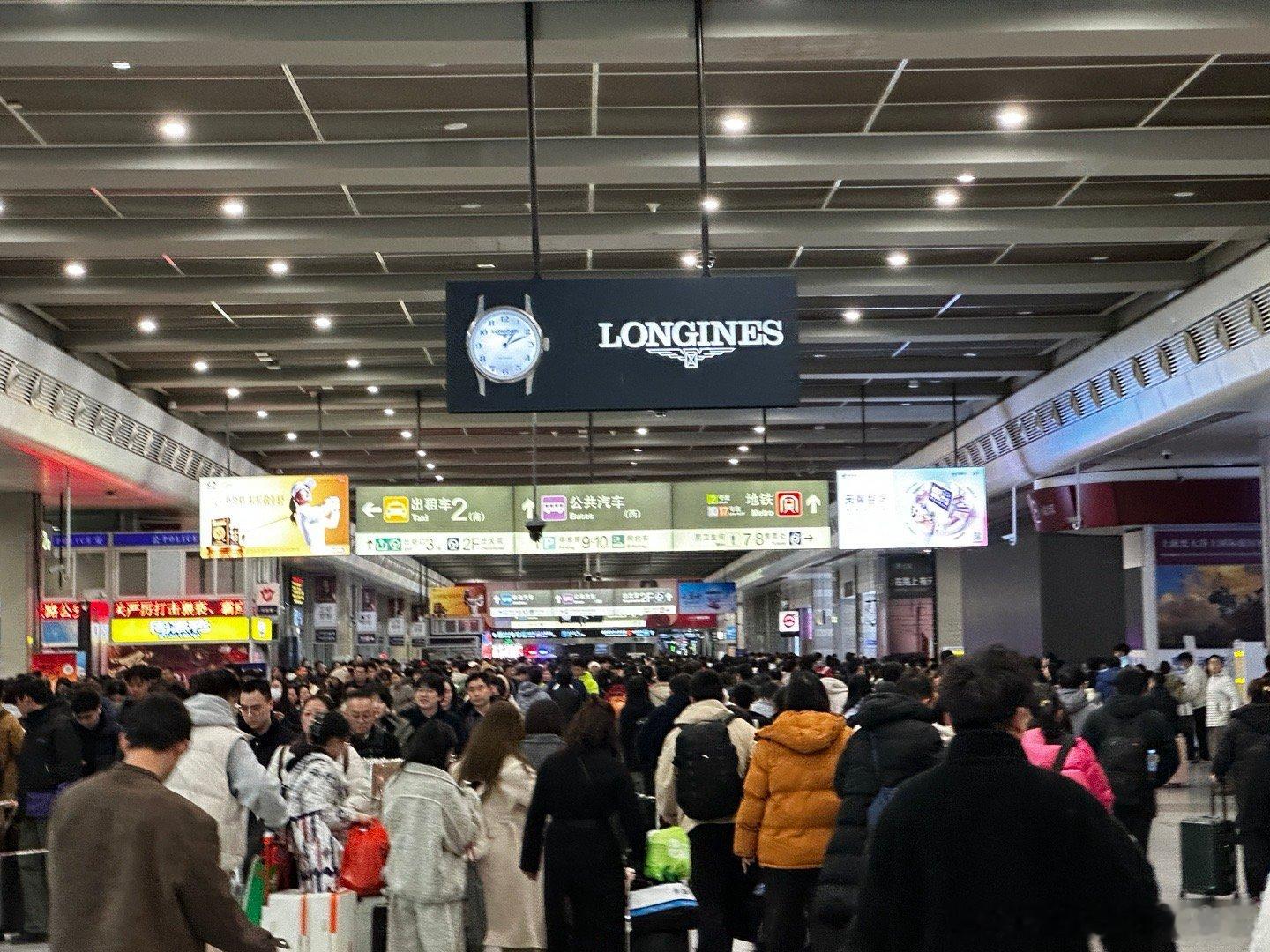 凌晨一点的虹桥火车站 吓死个人了。 