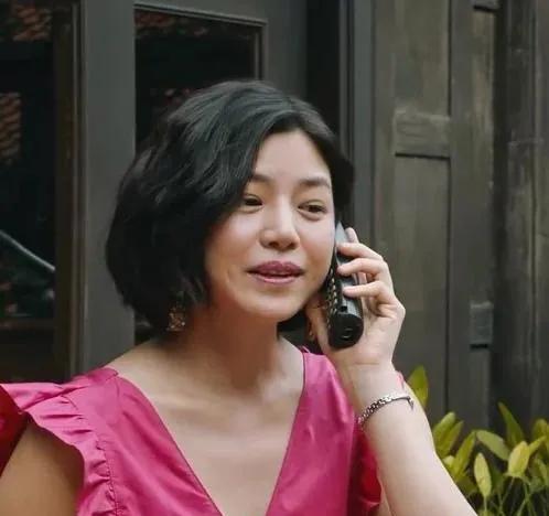 41岁陈妍希挑战出演邓丽君，虽然没有邓丽君的脱俗，但是脸型还是挺像的，发型也很接