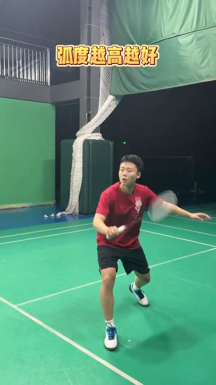 ·手指向外发力，展搓。
·手指向内发力，收搓。
·高点击球，出球有速度。
·推球