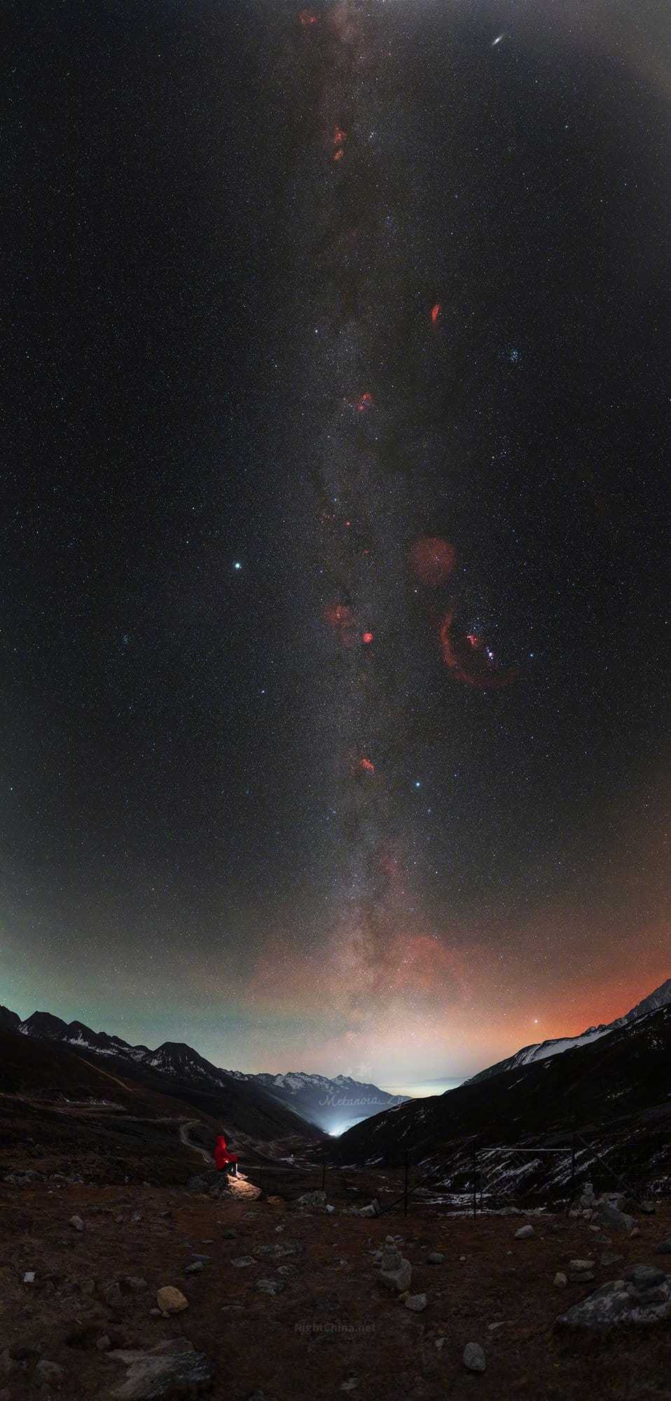 垭口的夜，是被星河劈开的。那道银白的光带从山谷深处拔地而起，穿越高原的寒气，直插