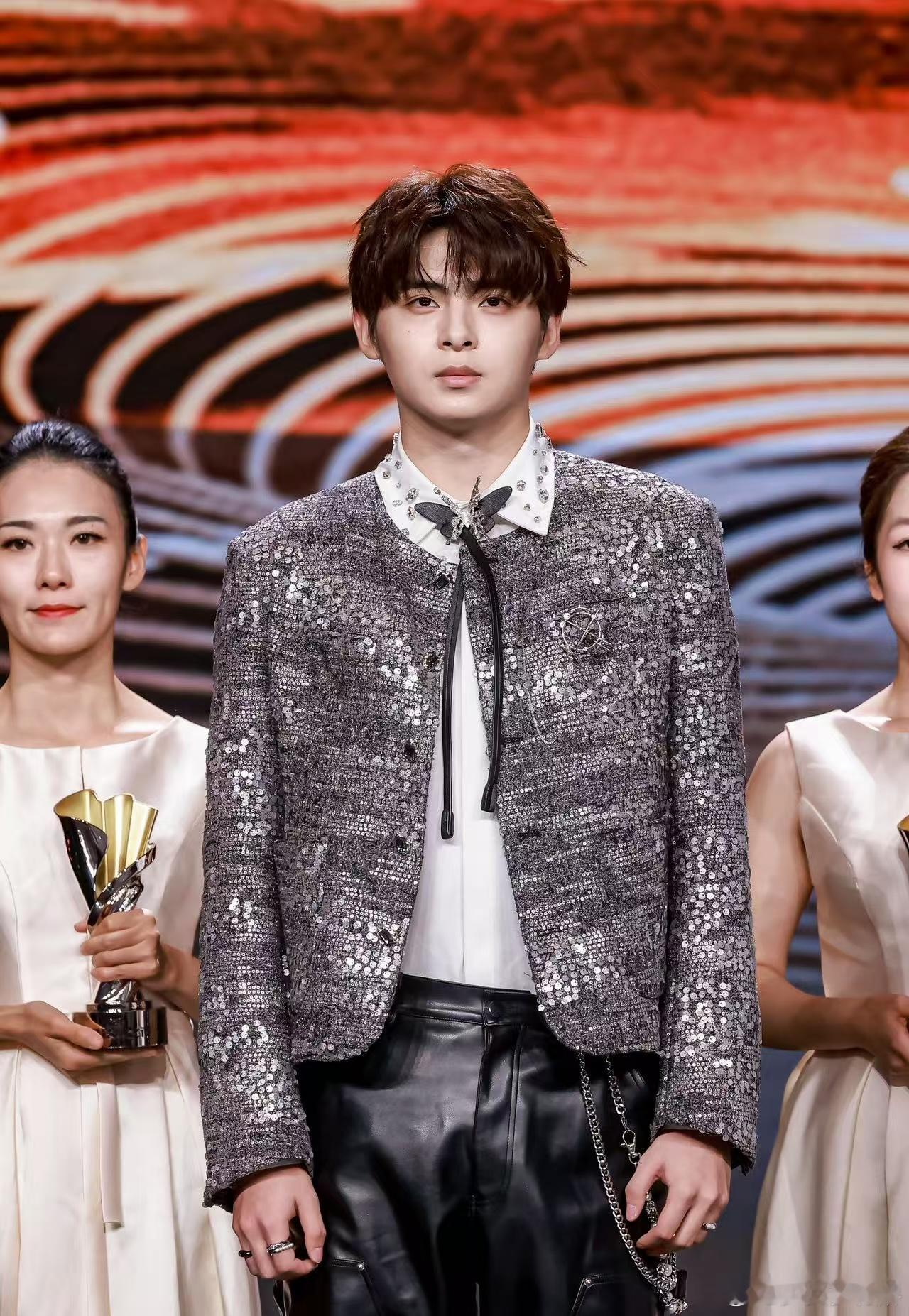 从雨林的极限绕后到决赛圈的逆向运营，伞兵的每一次“敢不同”都成了赛场亮点。这份“