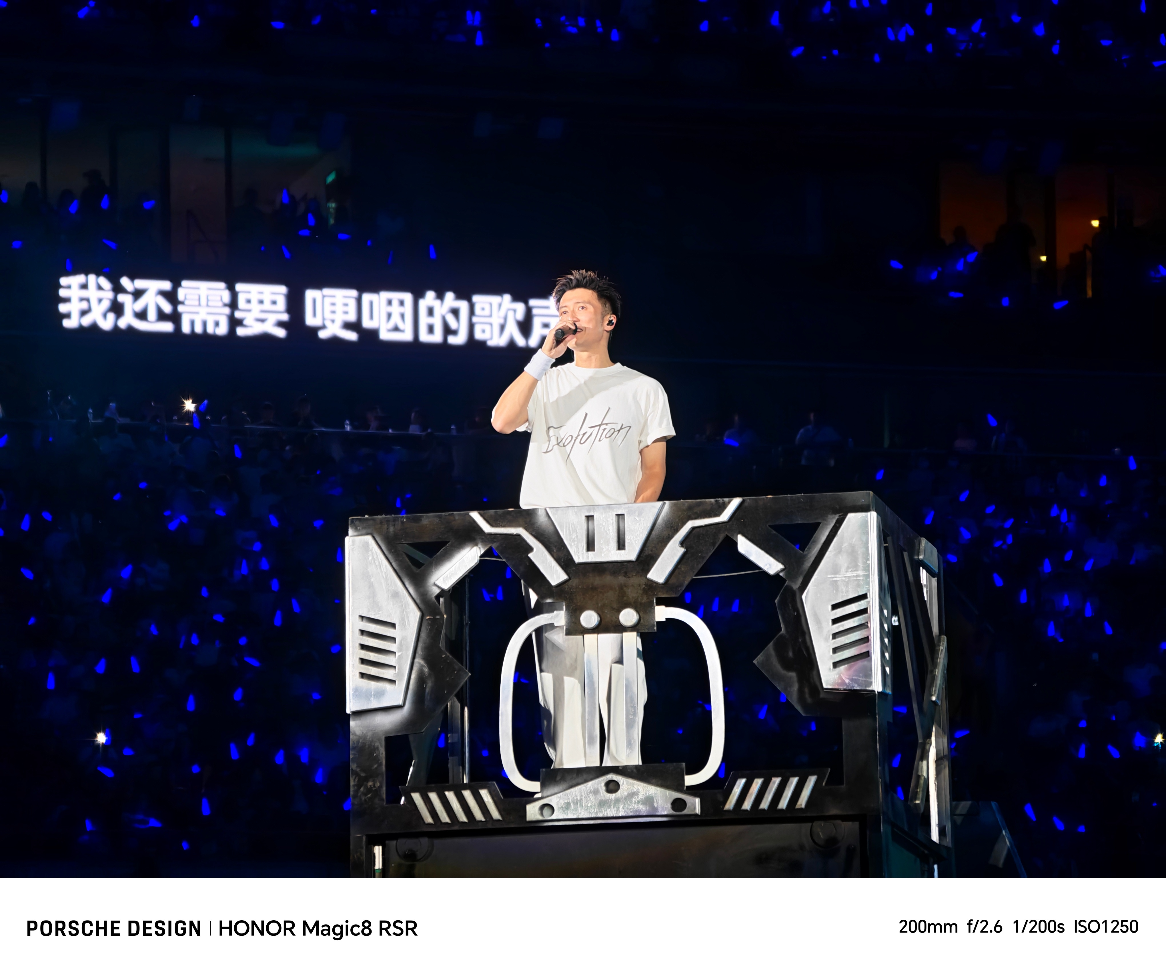 荣耀Magic8系列还真是追星神器啊，有网友用荣耀Magic8 RSR在谢霆锋演