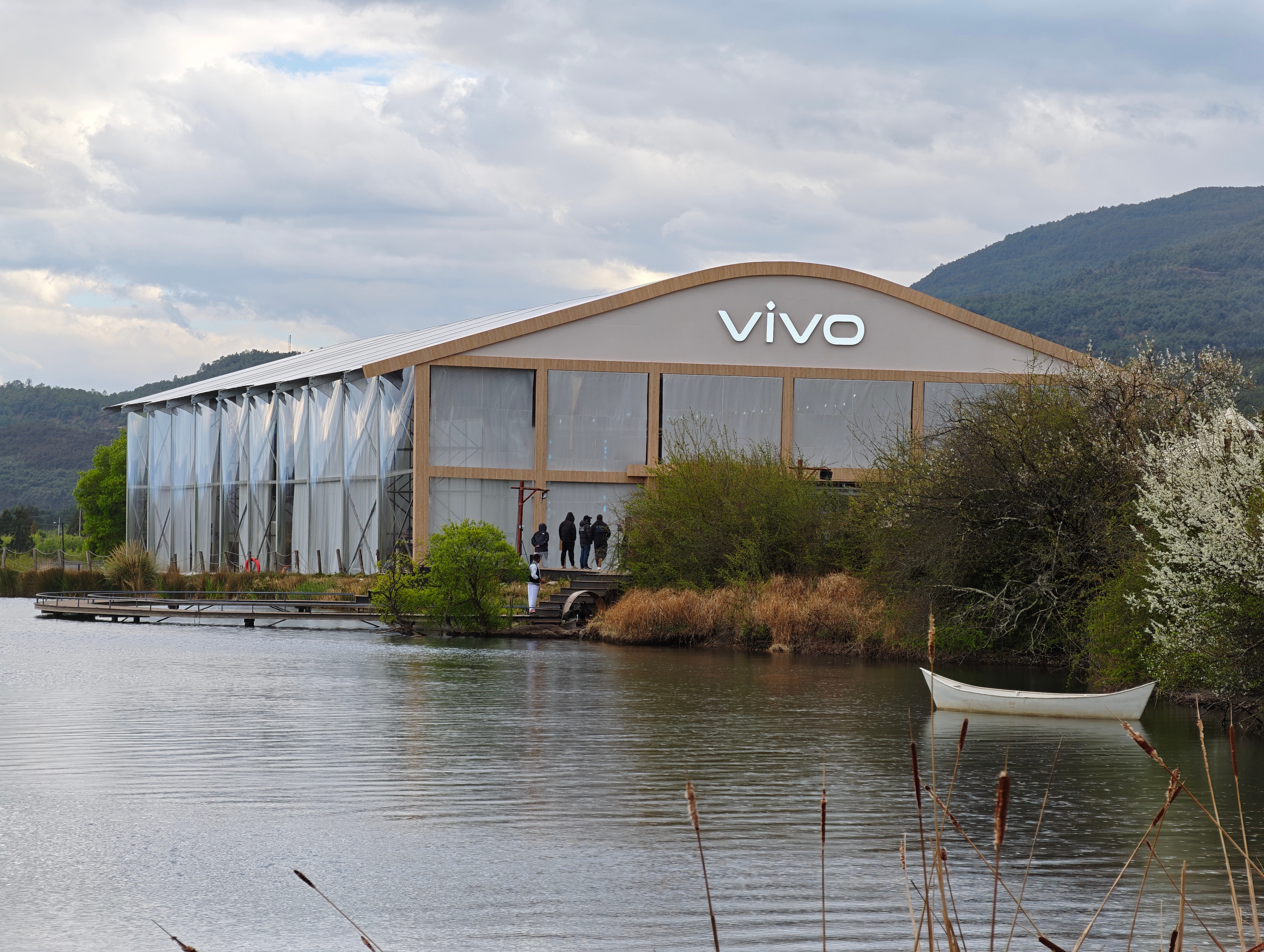 来丽江参加vivo X系列发布会了这次发布会搞得很有特色，期待下今晚的价格