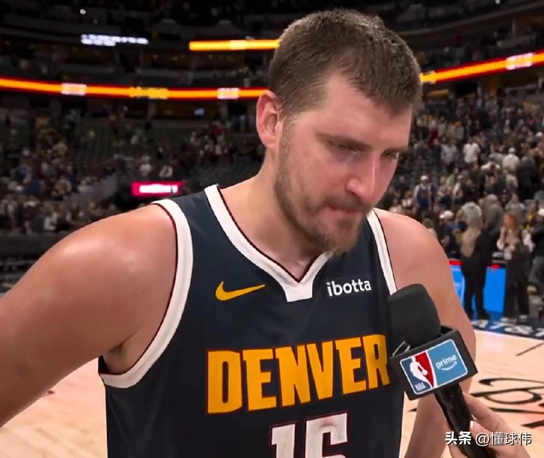 伟大的球员！约基奇谈詹姆斯：

“勒布朗达成了里程碑。”

“祝贺他。”

“他