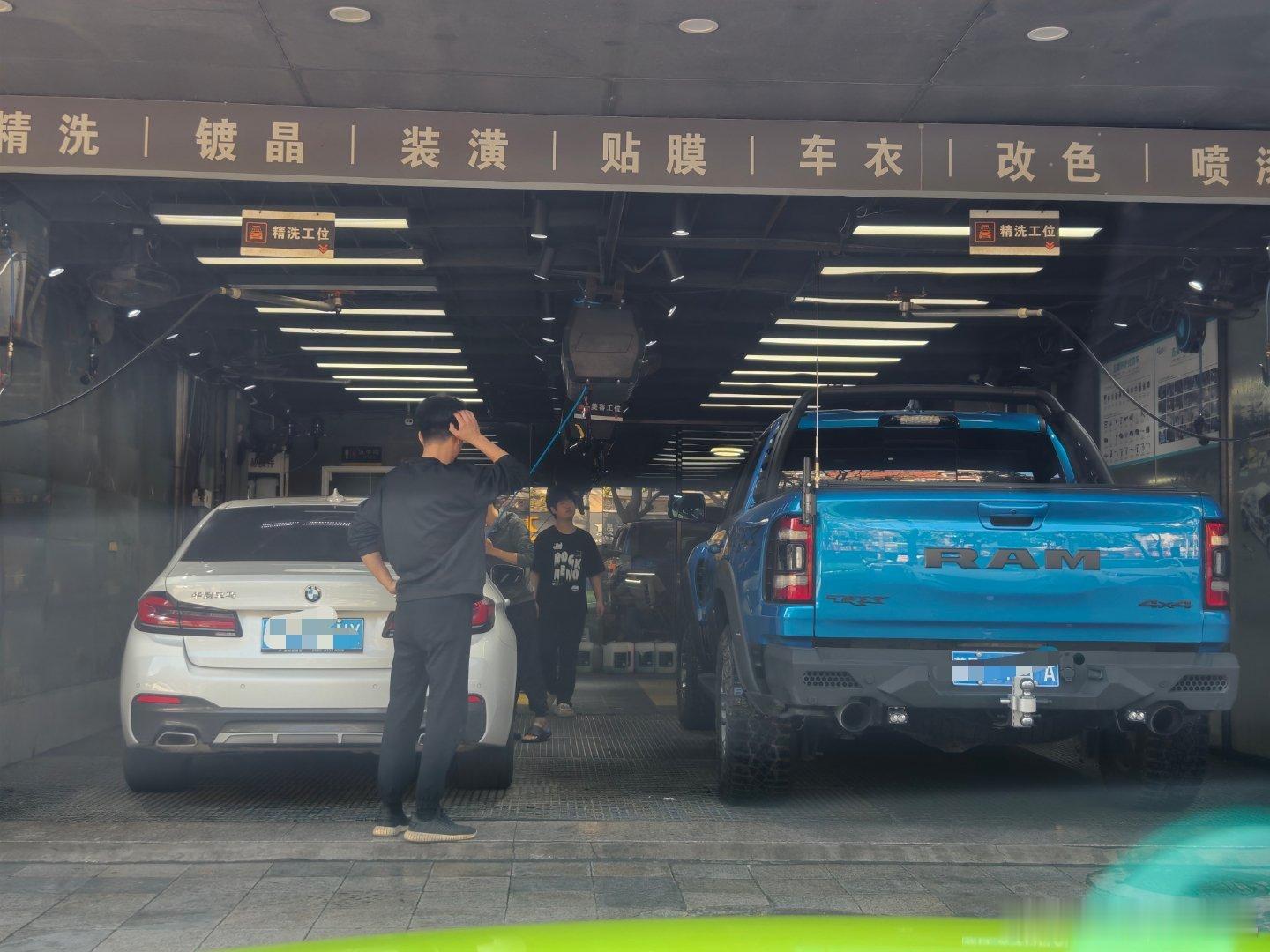 在这道奇大玩具面前，5系就好像一个弟弟！ ​​​