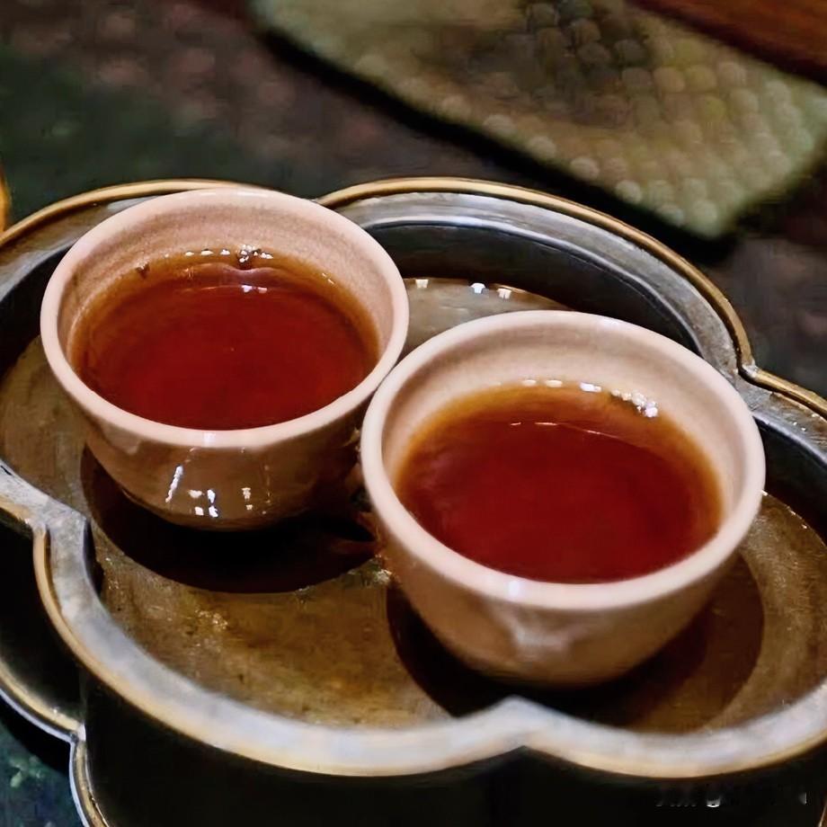 《茶静胜喧·山坡羊体》
茶儿静，烟儿袅，碧瓯深处意难描。初尝苦，后回甘，不似酒酣