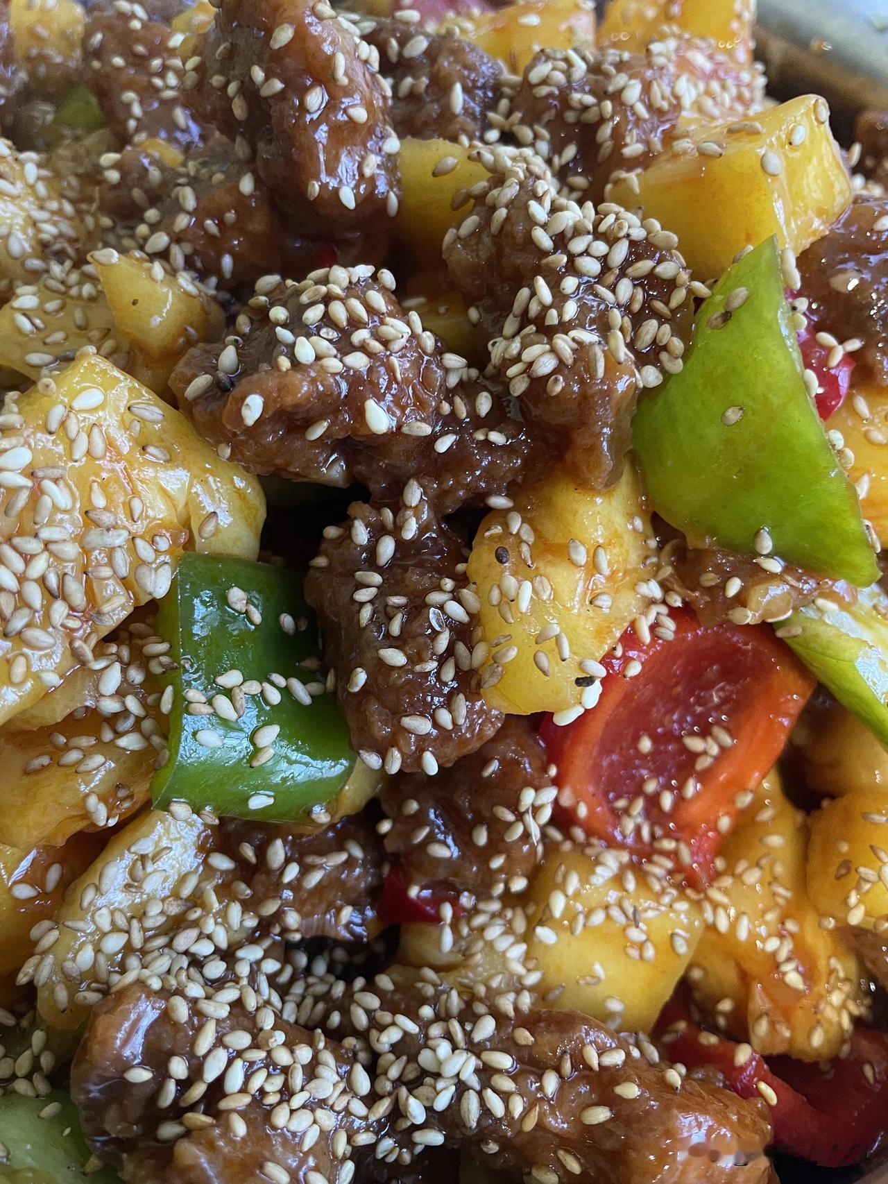 菠萝正当季，那这几道和菠萝有关的菜可不能错过！就说菠萝咕咾肉，酸甜的菠萝搭配外酥