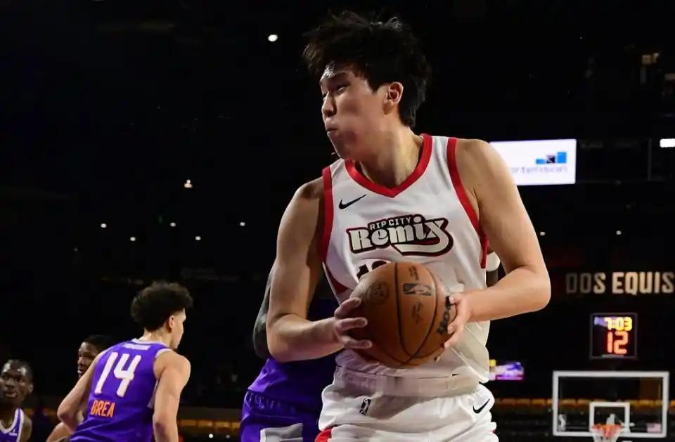 克林根目前总的前场篮板90个，排名联盟第一，场均4.7个联盟第二。
如果克林根不