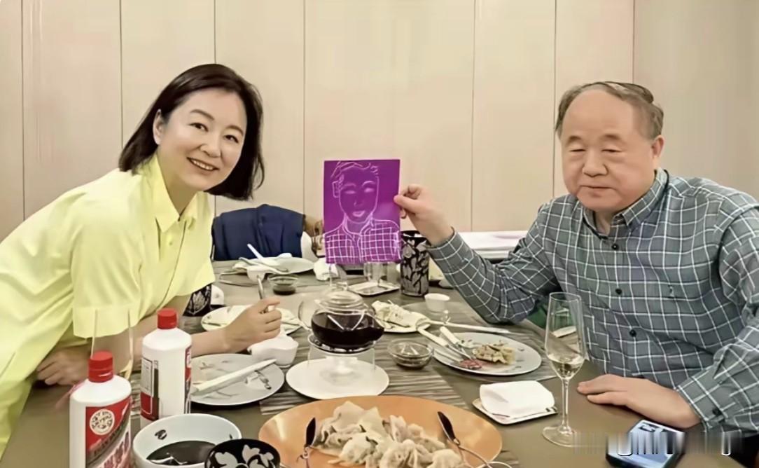 林青霞与莫言都是山东老乡，一位是知名作家，一位是传奇女星，两位山东名人坐在一起聚