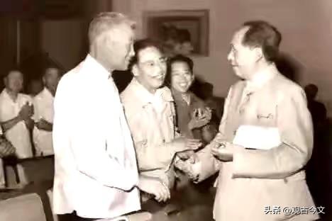 历史时光
1955年9月27日，在北京怀仁堂举行全军授衔授勋典礼，毛主席亲自为十