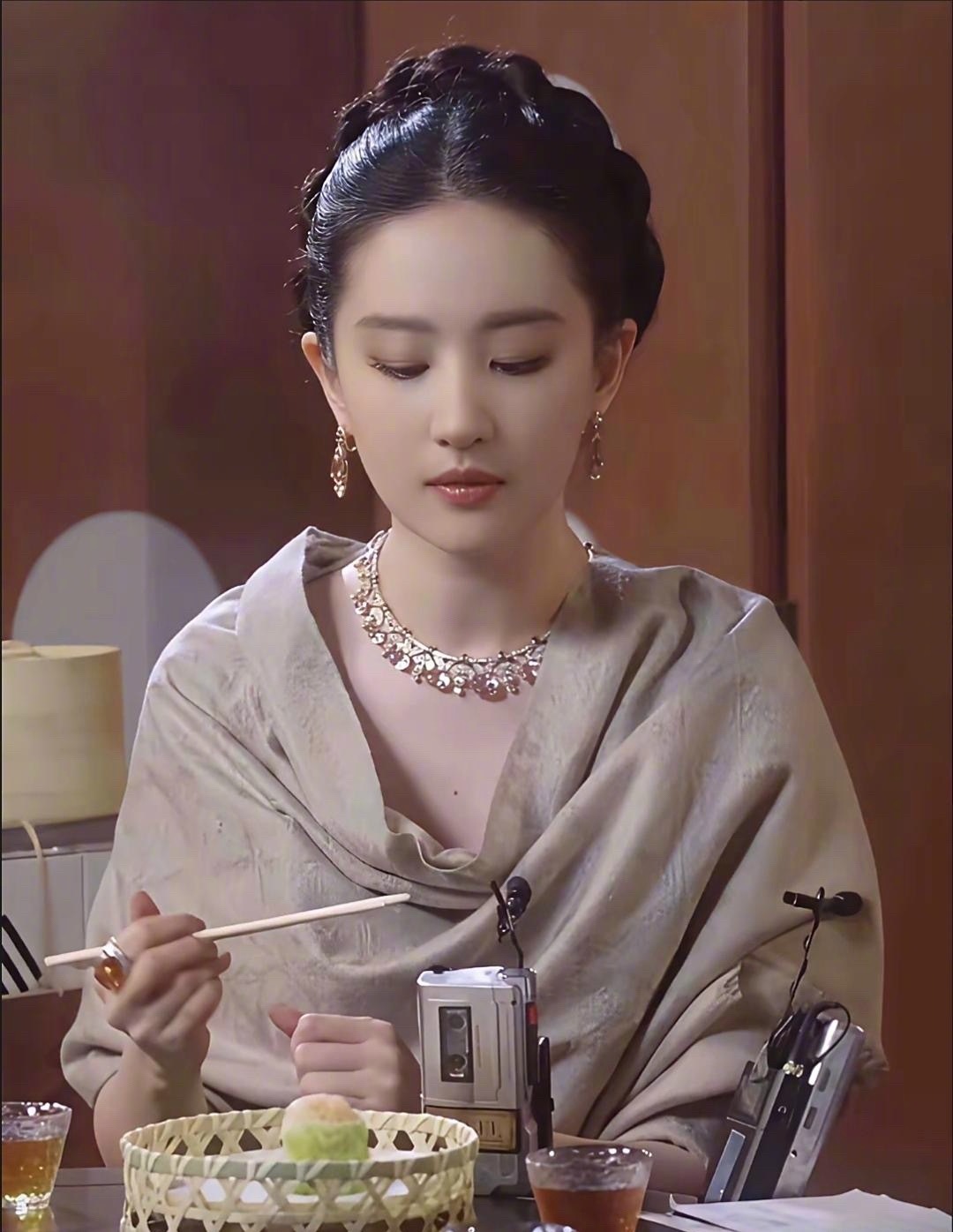 同样是白玉兰奖，为什么杨幂就被评价为一直处于顶尖位置的演员，拿不拿奖都不影响她的