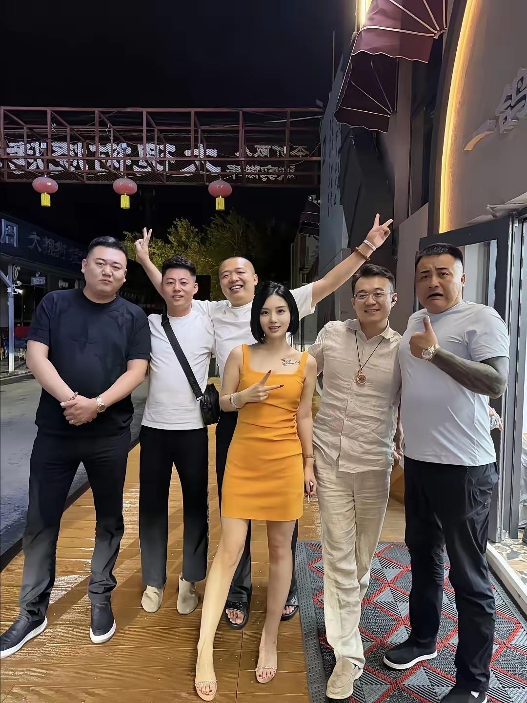 河北保定名媛，大网红刘娇娇，昨晚在石家庄和一群大哥喝酒，六瓶啤酒下肚，她跟没事人