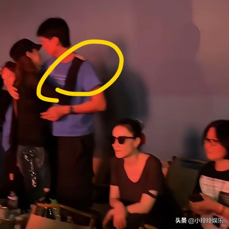 发现没？

常跟在王菲身边的瑞恩，

还真有点
私人管家的范儿。

音乐会现场欧