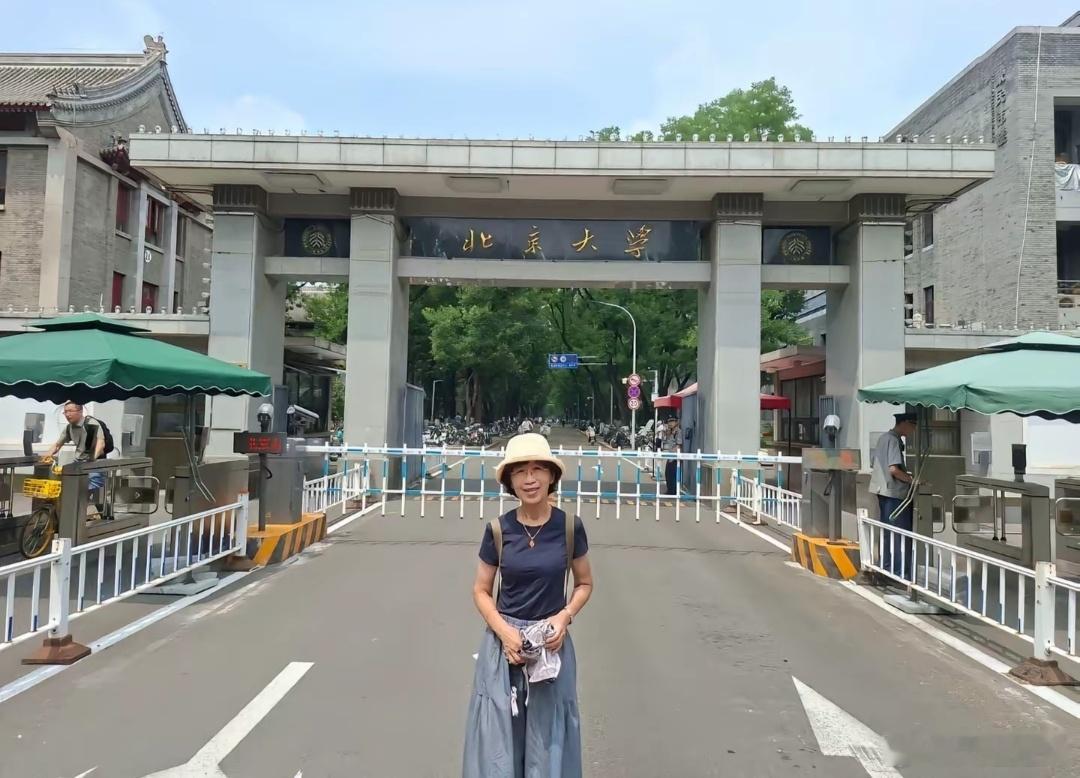 柯妻陈佩琪和儿子日前在大陆旅游一周，行程包括上海、杭州和北京。她发帖除讲述大陆的