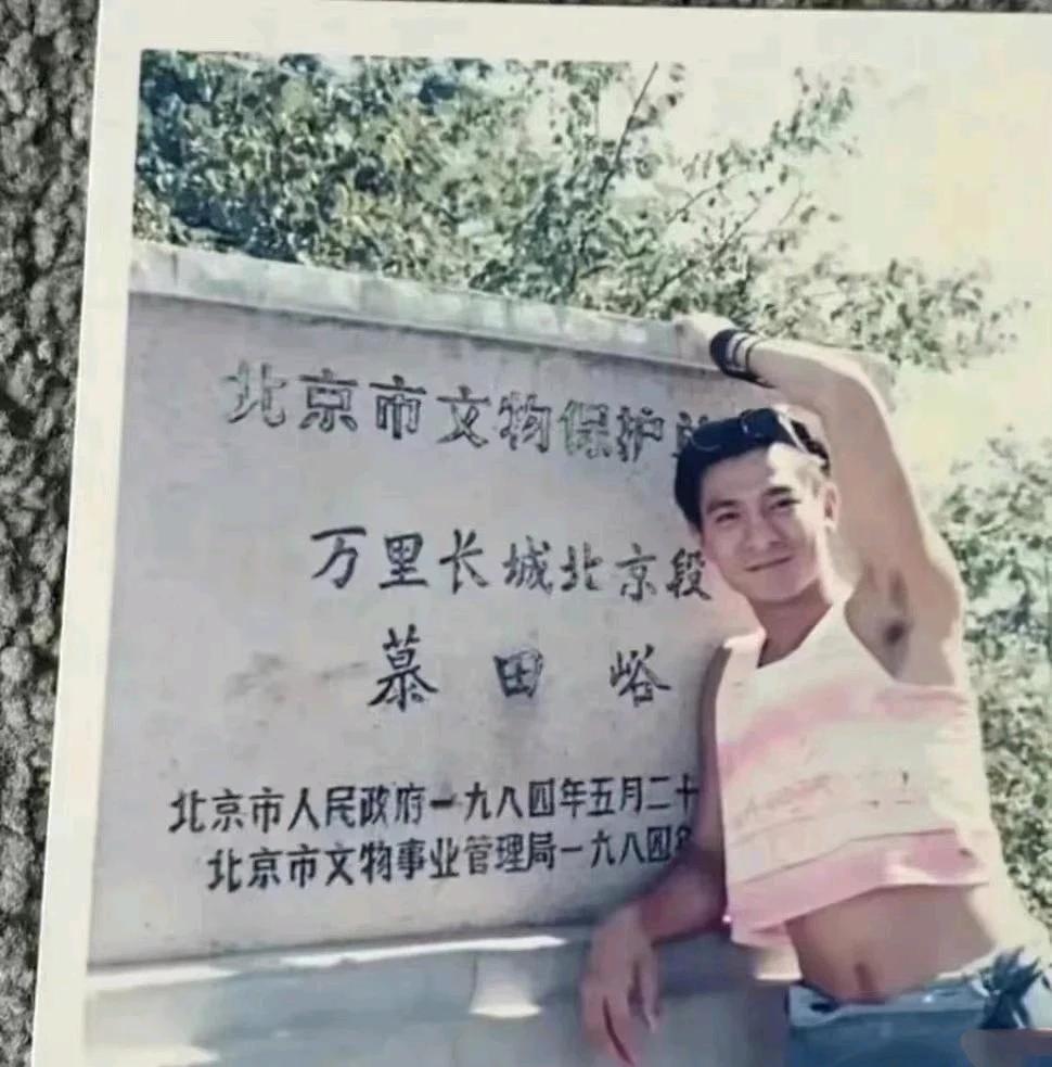 大约是拍《鹿鼎记》里韦小宝的时候吧，那时候的刘德华还很青涩，也可爱，爱耍宝。刘德