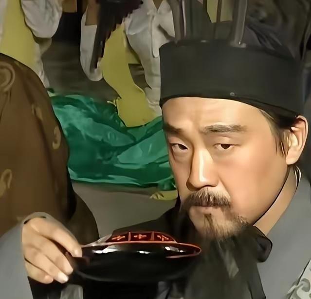 253年10月，东吴权臣诸葛恪奉诏入宫赴宴。为了防止被下毒，他谢绝了御赐的酒水，