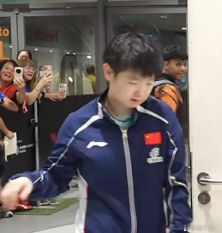 莎姐就这样萌萌的走过然后迷倒后面一群姐姐 