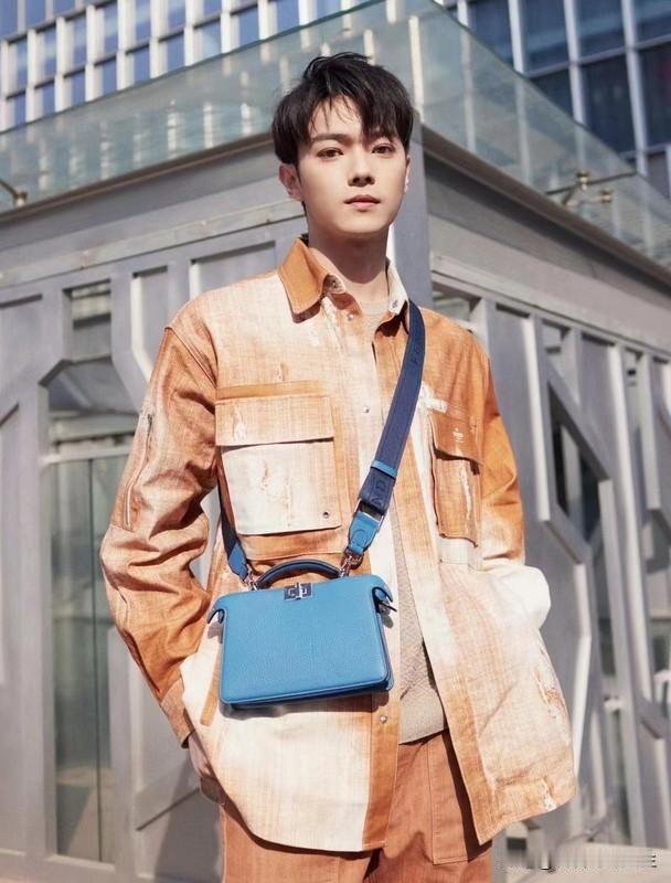 许凯、任嘉伦、杨洋谁最帅这事儿，真难有标准答案。
杨洋颜值精致标准，清贵优美，《