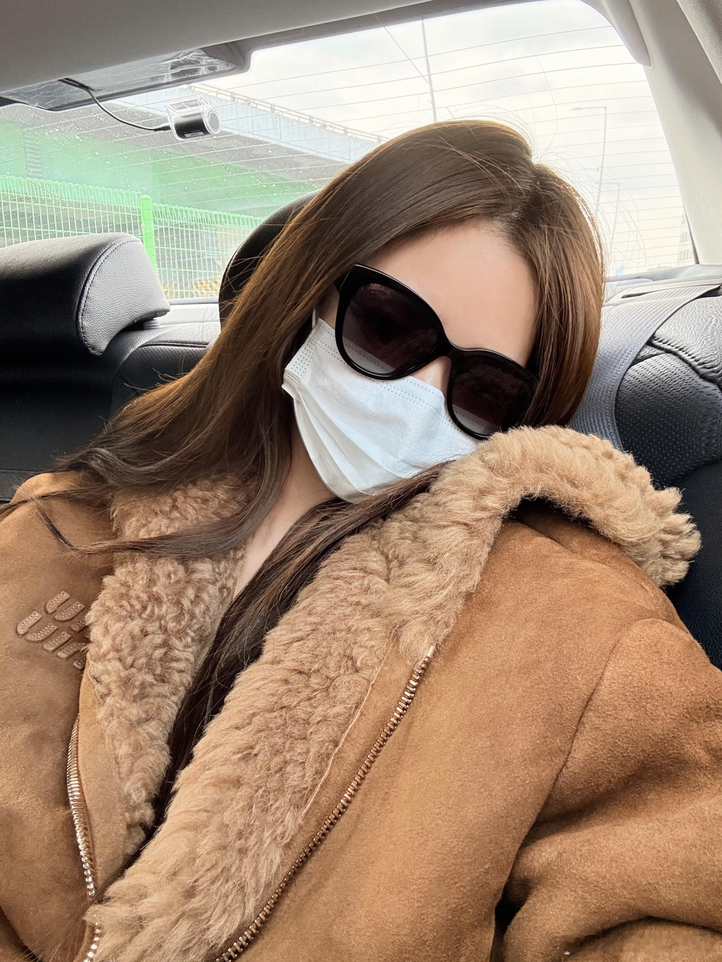 最近是空中飞人 辗转三个城市 给你们看款去咯 但说实话现在小韩的款真没以前好看了