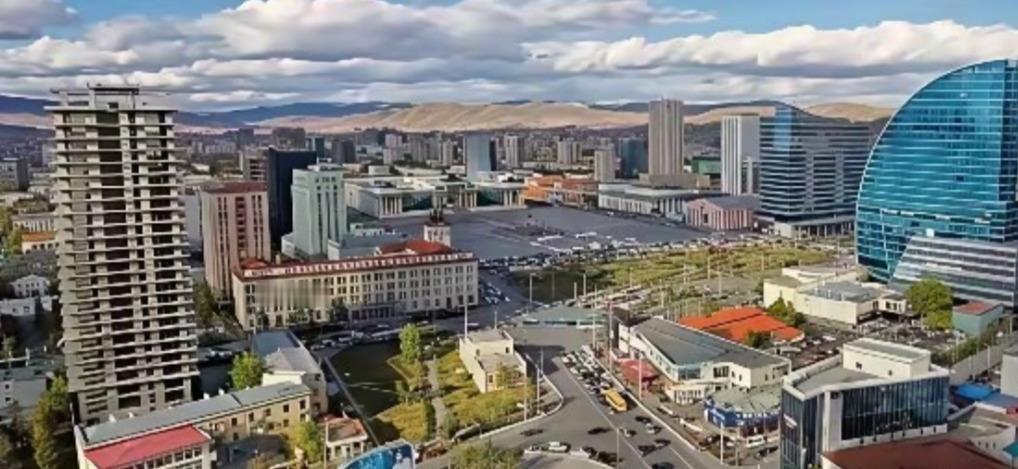 蒙古国南戈壁省那条通往中国的运铜公路上，几十个牧民和议员钢巴特尔一蹲，160辆卡