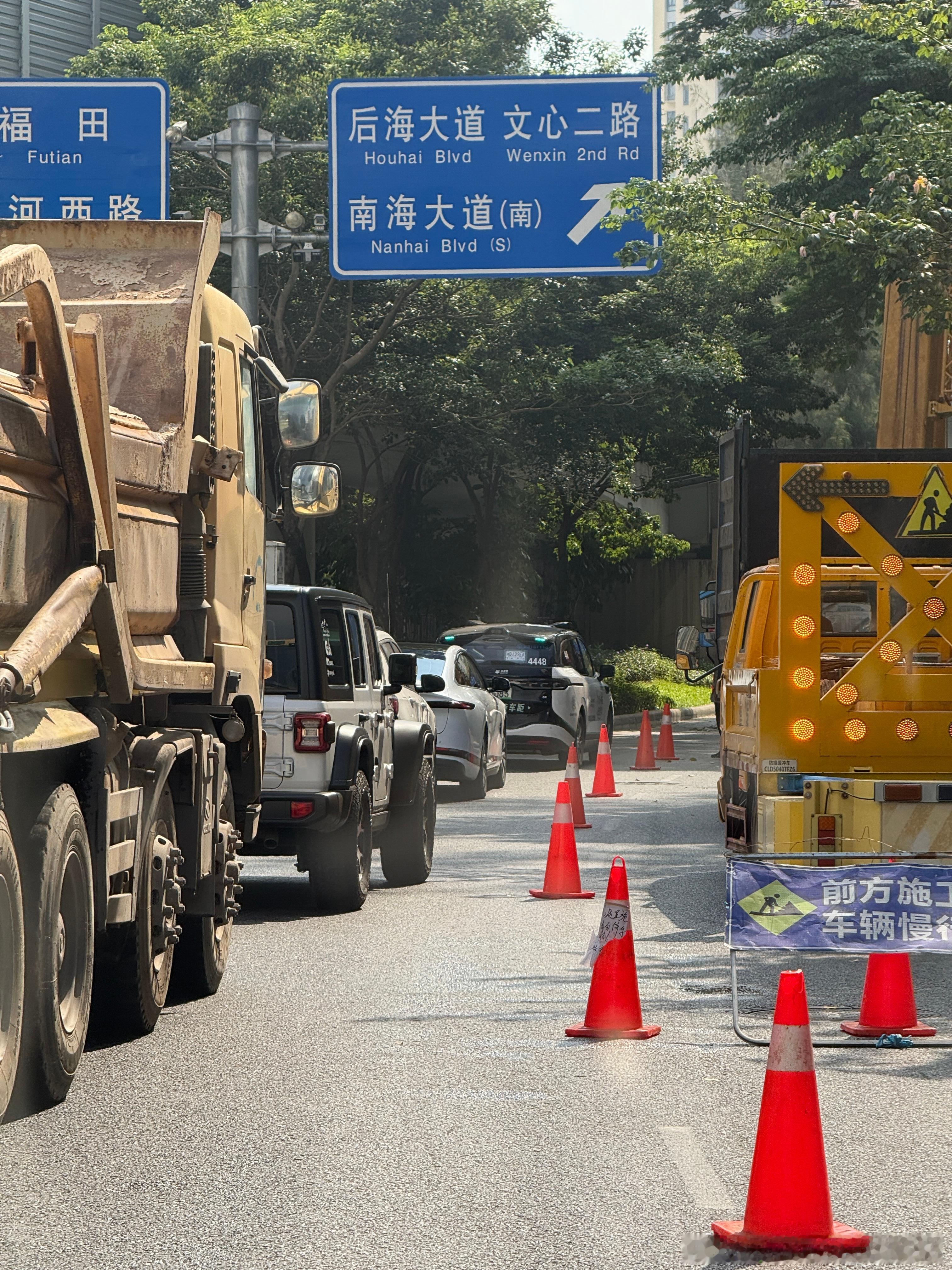 整条路因一辆不太“聪明”的自动驾驶出租车而造成的塞车，起因是旁边多了一台路障车它