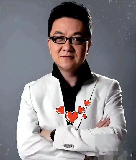 董路在直播间里哽咽了，
因为有一笔5万的转账到了“足球小将”。打钱人不是别人，