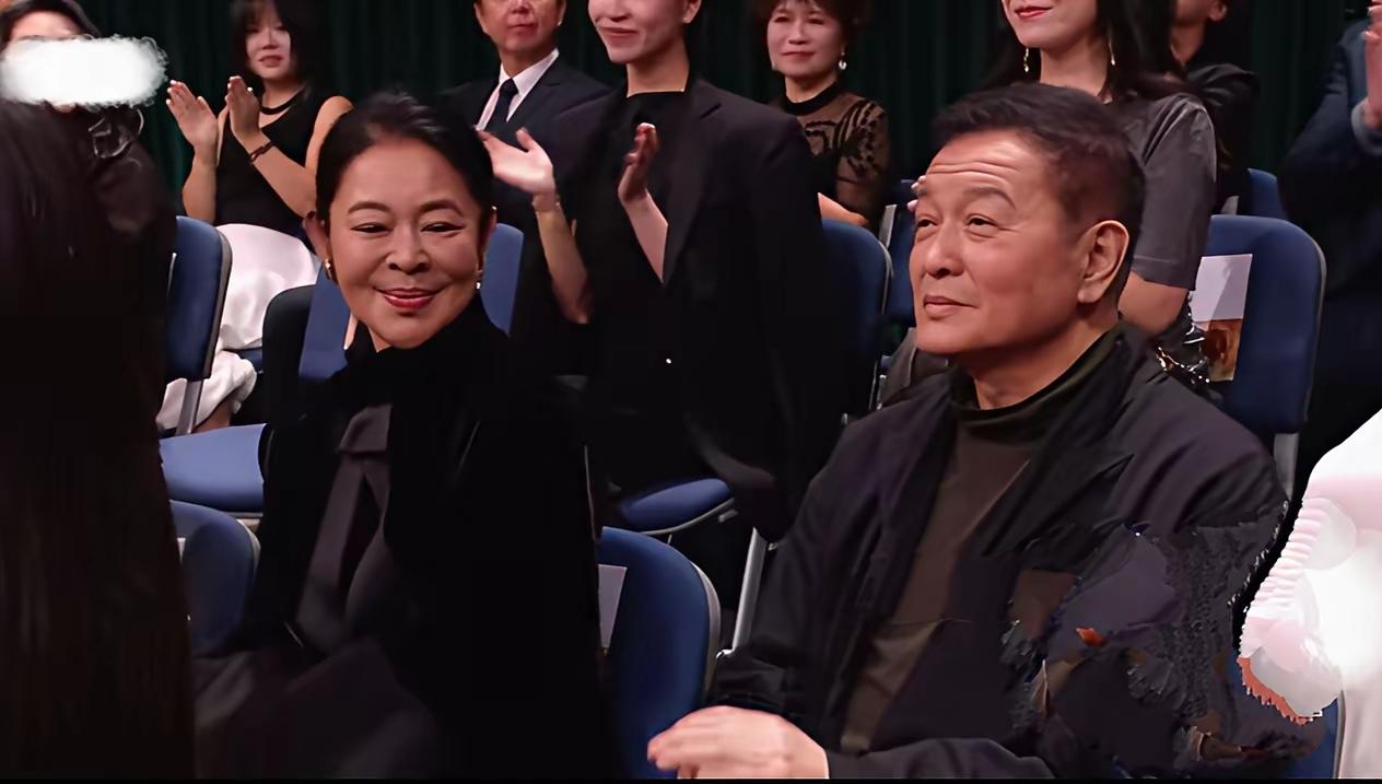 金鹰奖台下这一幕太好磕！67岁倪萍与70岁杨亚洲同框现身。
 
倪萍一身黑衣沉稳