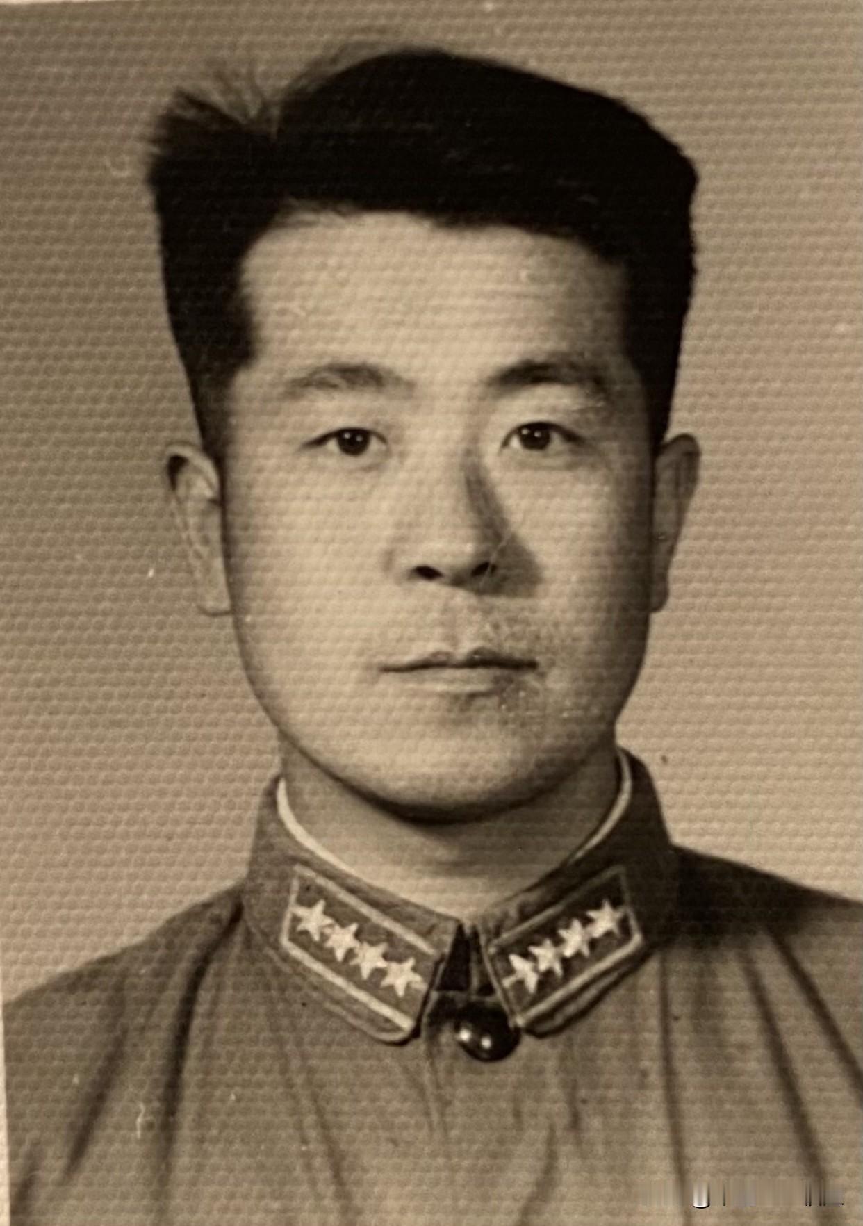 我岳父今年九十多岁了，天生喜欢体育运动，十多年前还领着我们爬山、徒步。记得他曾经