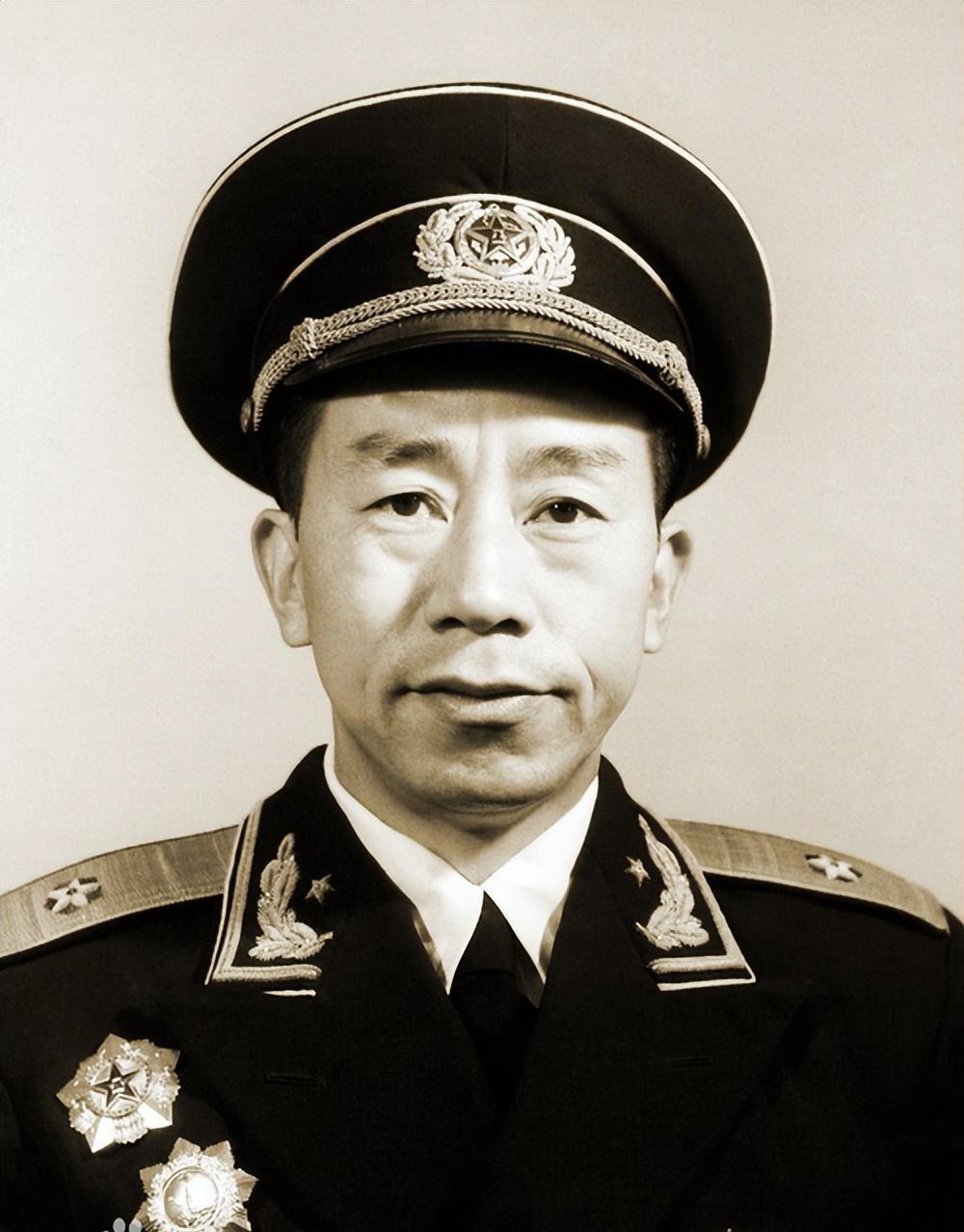 开国少将多年后回乡探望母亲，得知母已过世，他在墓前哭泣，母亲生前曾预感到吗？
1