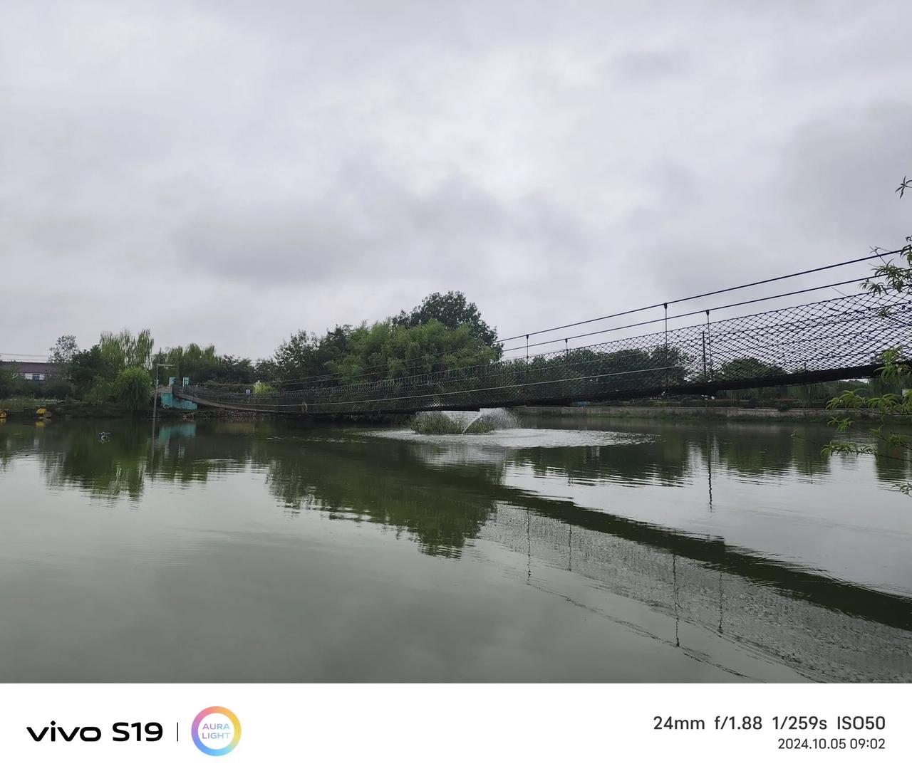
很想在秋日里垂钓，可惜今天天气阴沉下着毛毛细雨，但仍然挡不住我去垂钓的兴致，准