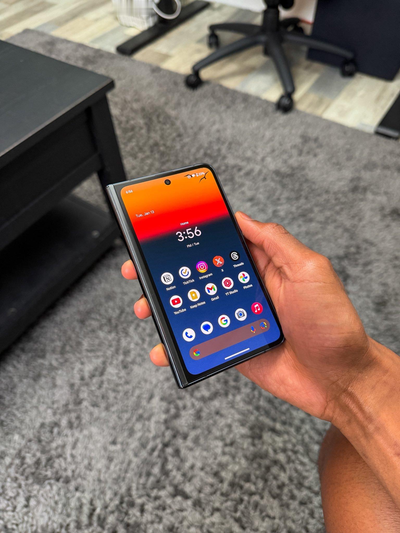 还记得第一代谷歌Pixel Fold吗？这种小平板的设计其实挺酷的。真希望有一天