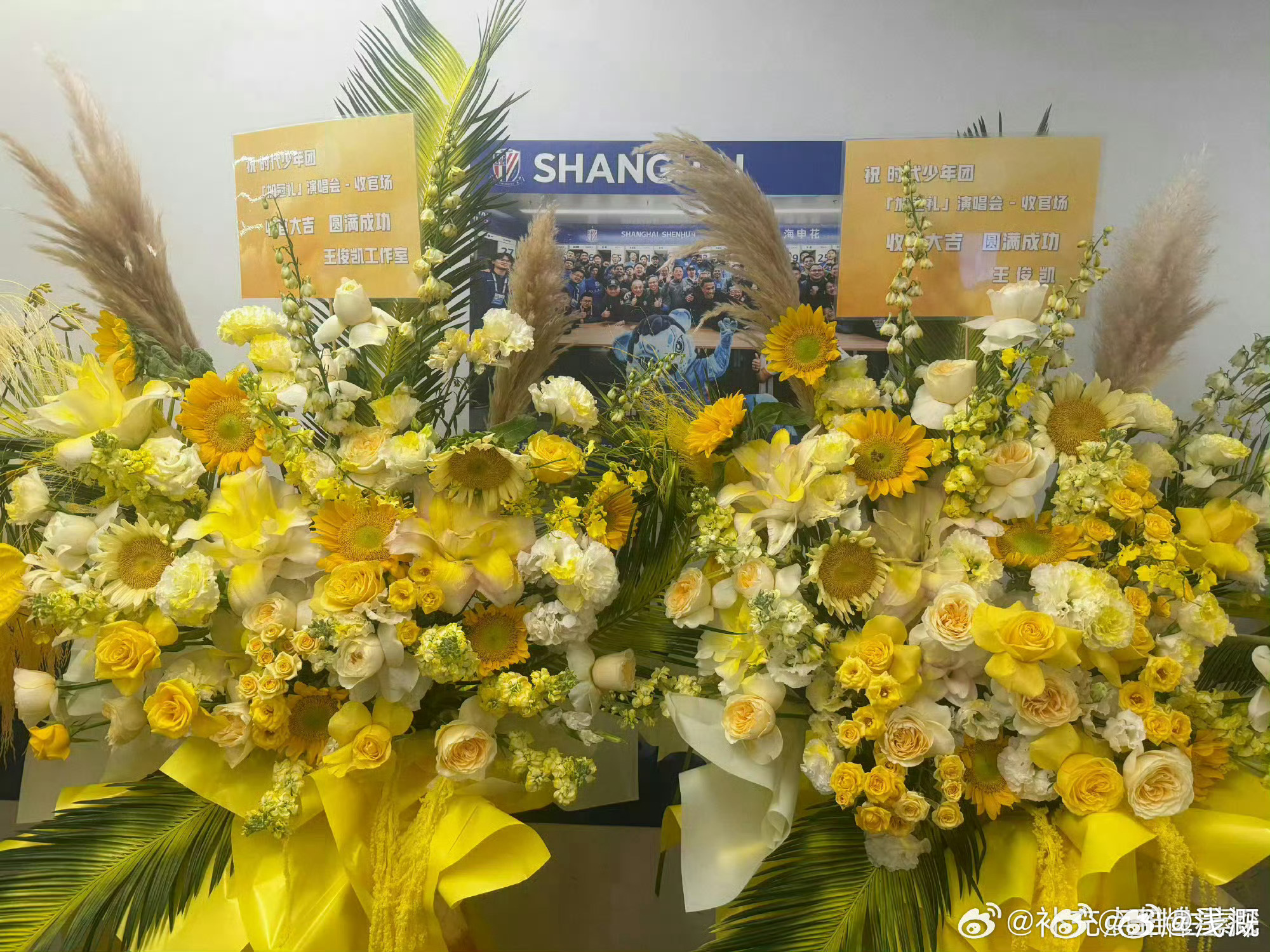 TFBOYS送时代少年团花篮我哩个豆，还能等到你们三个人合体吗？真的要泪目了啊 