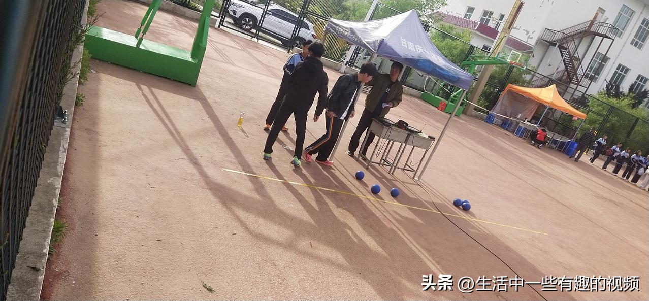 今天初三的学生体育考试，孩子们都在紧张的参与考试中！

本来我家那位也应该今天考