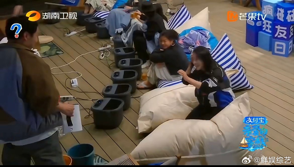 沈月全网寻找垃圾桶客栈名场面来袭，沈月找垃圾桶找懵了，秦岚养生式用法笑翻全场。亲